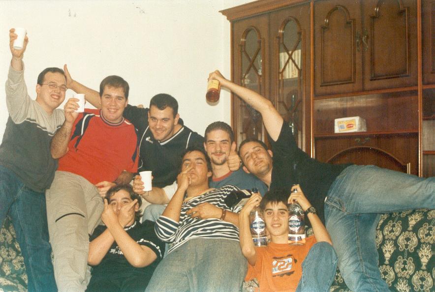kay pachas en la fiesta de despedida de Ultron y Warlock, de izq a der, Sentados: zhorgh,gantian,radix... de pie: balrugh,ultron,durdhem,mastrenor y warlock