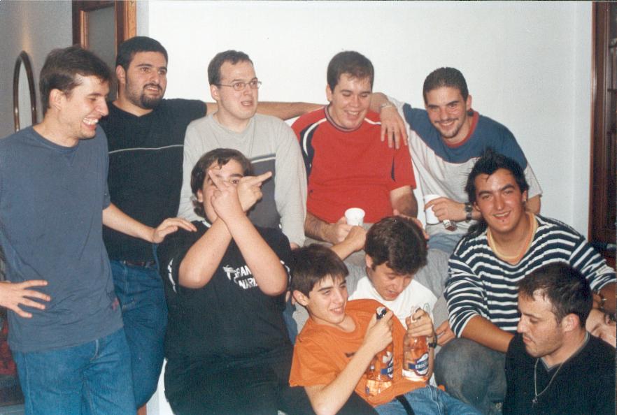 fiesta super loca, aki algunos ya taban para el arrastre xD, De izq a der, sentados: zhorgh,radix,jubei,gantian,warlock... De pie: akop,espontaneo,balrugh,ultron y mastrenor