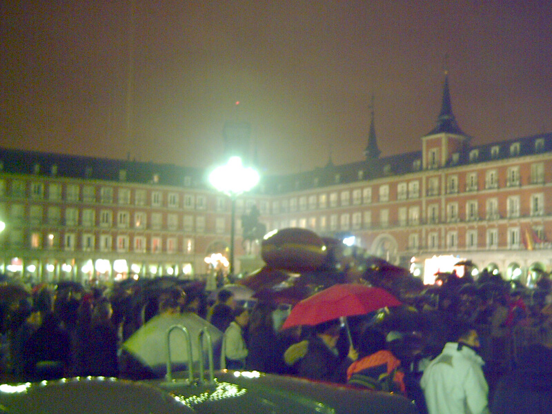 Kedada Madrid Feb2006, Sinafae y Tolwen paseandose por la plaza del nosecuantos. (al fondo una aranya gitante)