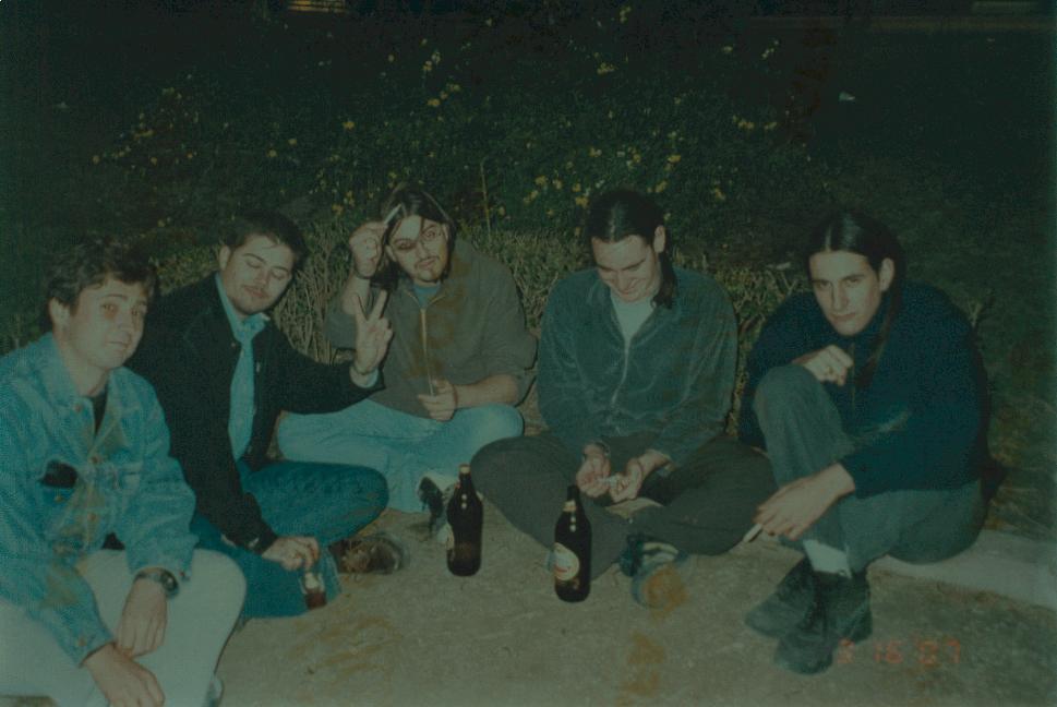 Picnic nocturno (En las fallas valencianas 2001), De izquierda a derecha, Egipmentox acojonao por tener al lado a Ignis (meditando), Lamagam slicendose el pelo, Hionhurn inmolndose un canuto y Vaeleth pensando a quin banear 