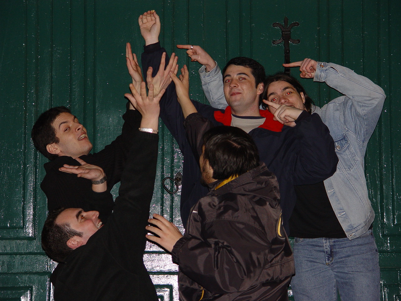 La Comunidad del Pistacho, Burzum, espontaneo, Magnanimua (de espaldas), Ytxelari (El portador del pistacho unico), espontaneo