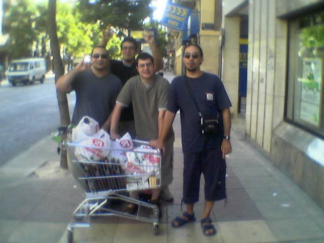 De compras en mercadona, De izkierda a derecha: Obelix, panoramix, Numerobix y Falbala. Hace la foto Paletabix.