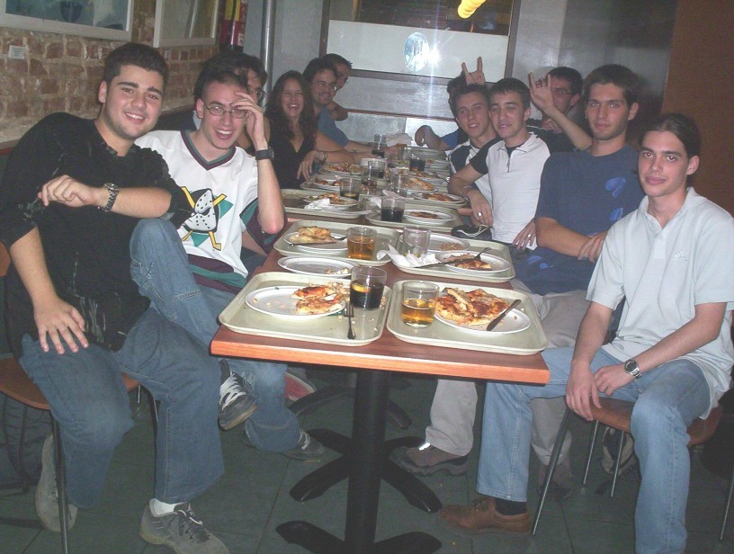 Cena comentada parte 2, Derecha: Almaoskura, Scumnok,cachito de Muaddhi, Saranna, �un Caesar! (:*), Jharoddin escondi�ndose. Derecha: Grimfang modo seriote on, Rashielee (me deje a este en a otra foto? :_ Perd�nsi acaso xD), Heydrich (me inmolo nome inmolo), Veredith (que si tio que si, es un buen momento), Marife (tapada por los huh.. ��' cuernos...), bracito de Nunna de rigor xD