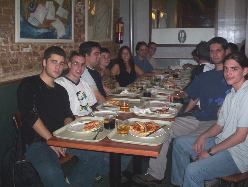Cena comentado 3, en la 2 cambiamos derecha por izquierda xDDD  (cooJharod que toy dormida tio xD), Izquierda (Y esto ya est bien puesto ahora xD): Almaoskura (jugando a Bnd, James Bond xD), un Zomtur o Scumnok, un MUaddhi  y...  Una Dhenia *^-^*, otra Saranna, otra vez Caesar, Jharod (Mr. Sonrisas Profident 2003 ^^ xD). Derecha: Grimfang, Rash, espalda de Heydrich =)_ (ideal pa ser apual =)_ ) y ostia! un eso del final es la cabeza del dueo del brazo  de todas las fotos xD (un cachito de Mauric xD)