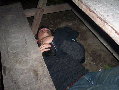 Alcohol grita: Thaliesyn Died!!!!, Thaliesyn cae al suelo destrozado.