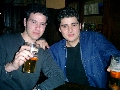 (N) Krug (izq.) y Dhinin (dcha.) alcolizandose en una tasca alicantina., 