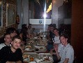 Cena comentada, Izquierda: (Teneis muchos nombres as� que os pongo el que me da la gana xD) Almaoskura, Scumnok (no recuerdo si ck o k a secas), Muaddhi y el cacho de cabecita que asoma es Dhenia o Zoe, Saranna (escondida de la c�mara despu�s de una chorrada), un cacho de la cabeza de Caesar, y Jharoddin sonriente (m�ralo que mono �l xD).  Derecha: Primer plano de Grimfang (jugando a hacer el patito con la mano xD -me pega cuando lea esto-), un cachito de Heydrich huyendo de las fotos y detras Veredith anim�ndole a salir xD, Marife, y detr�s un cachito del Nesino (nuestra amad�sima Zhoraida :_) ) y el due�o del brazo del final es Mauric o Nunna