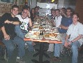 Cena comentada parte 2, Derecha: Almaoskura, Scumnok,cachito de Muaddhi, Saranna, �un Caesar! (:*), Jharoddin escondi�ndose. Derecha: Grimfang modo seriote on, Rashielee (me deje a este en a otra foto? :_ Perd�nsi acaso xD), Heydrich (me inmolo nome inmolo), Veredith (que si tio que si, es un buen momento), Marife (tapada por los huh.. ��' cuernos...), bracito de Nunna de rigor xD