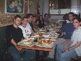 Cena comentado 3, en la 2 cambiamos derecha por izquierda xDDD  (co�oJharod que toy dormida tio xD), Izquierda (Y esto ya est� bien puesto ahora xD): Almaoskura (jugando a Bnd, James Bond xD), un Zomtur o Scumnok, un MUaddhi  y...  Una Dhenia *^-^*, otra Saranna, otra vez Caesar, Jharod (Mr. Sonrisas Profident 2003 ^^ xD). Derecha: Grimfang, Rash, espalda de Heydrich =)_ (ideal pa ser apu�al� =)_ ) y ostia! un eso del final es la cabeza del due�o del brazo  de todas las fotos xD (un cachito de Mauric xD)