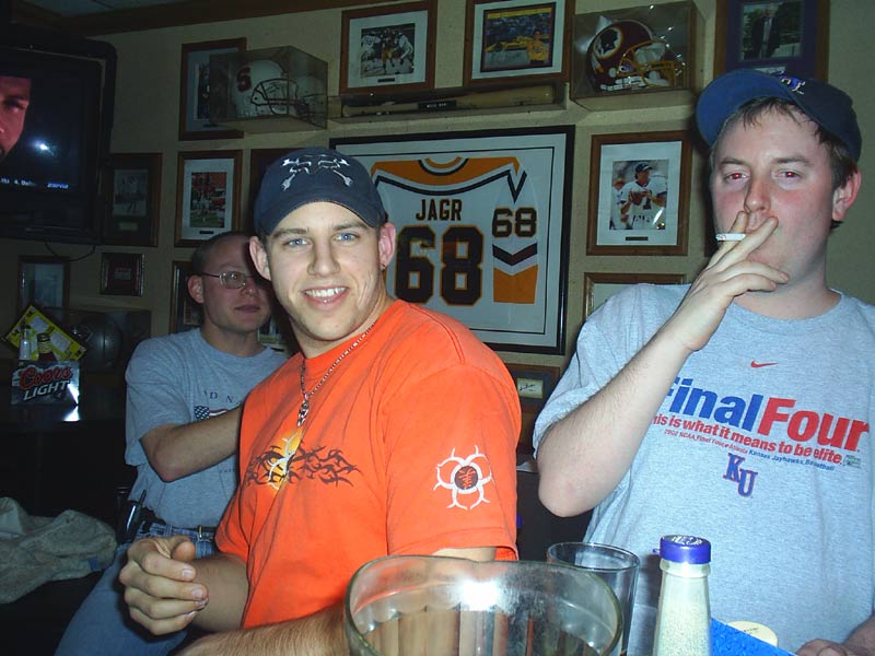 Geldriia, Elkabong & Traven, Getting drunk at the bar