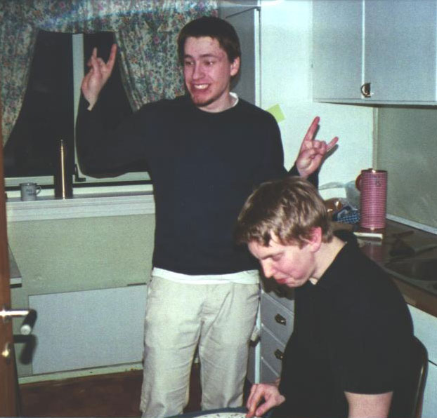 Thauran and Drezden, Nachspiel... Drez eating some messed up pizza...