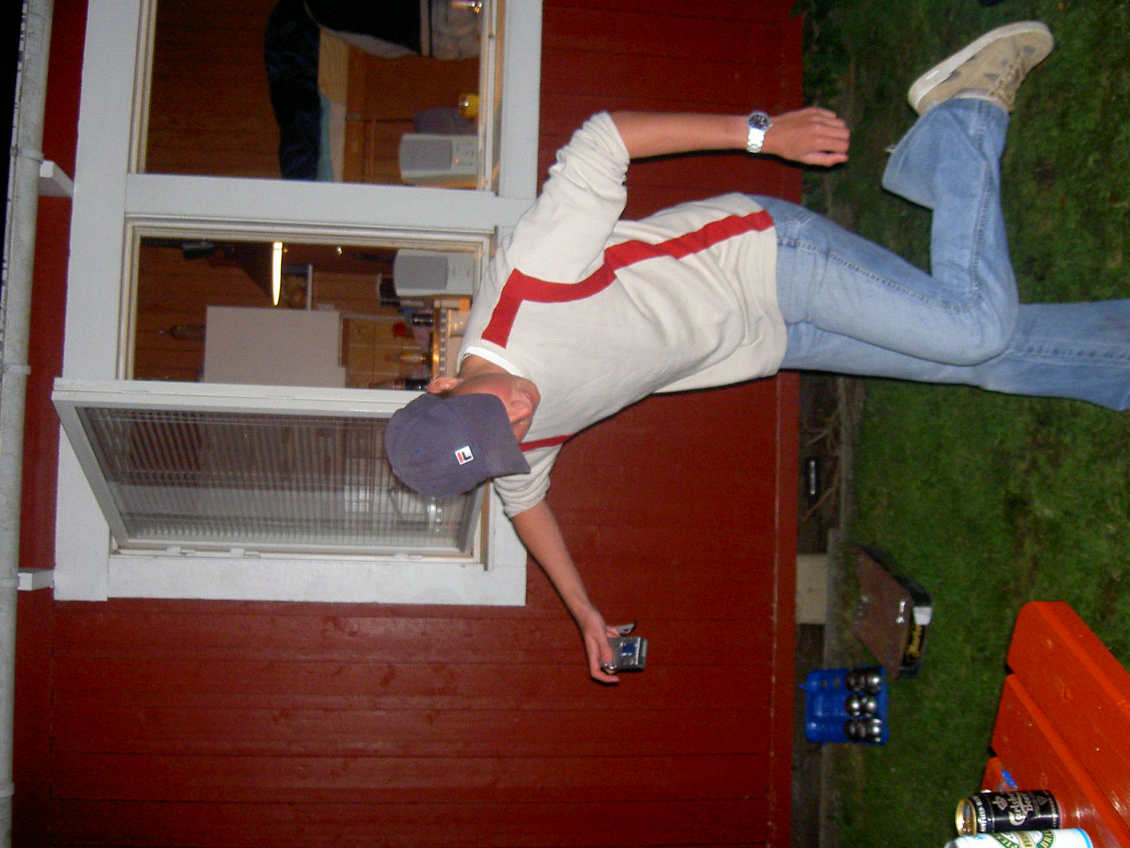 Hynda's pics at Cottons cabin in Landskrona 2003, Clovert says: Hey I can still stand on one leg.. look look I'm not drunk enough!