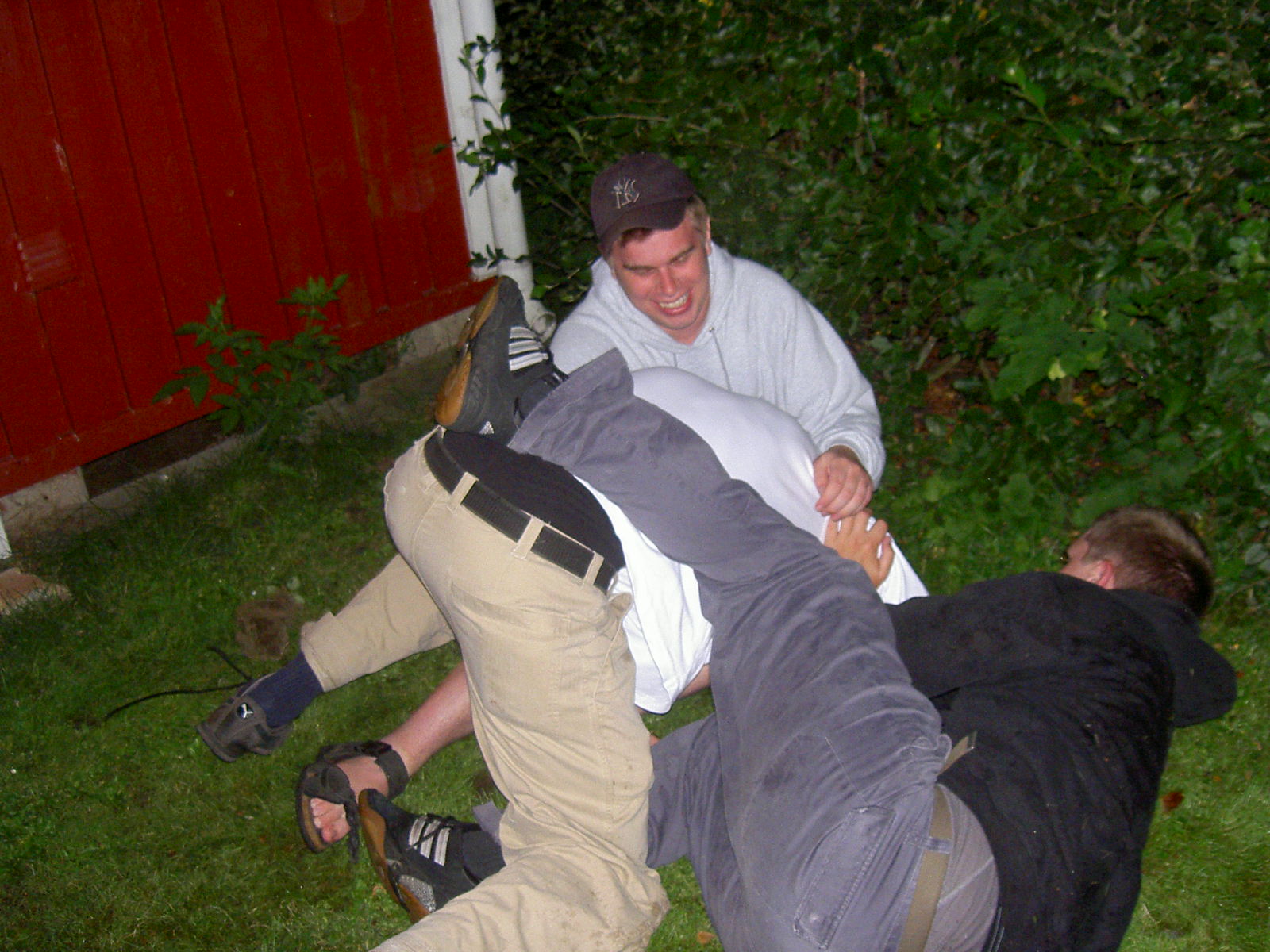 Hynda's pics at Cottons cabin in Landskrona 2003, Gargan and Quigon wressling down some guy