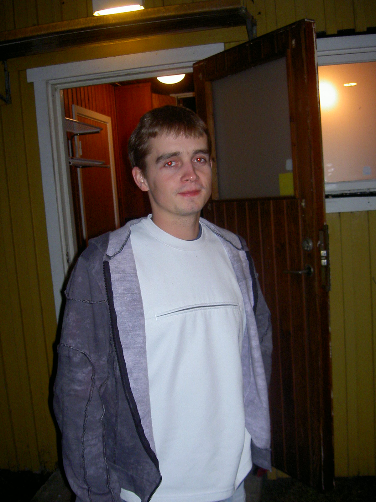 Hynda's pics at Cottons cabin in Landskrona 2003, Mushu(not passed out)... will not comment why  *grins evilly*