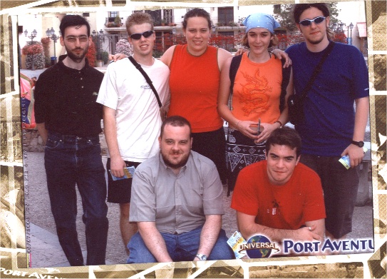 Dritz, Tanelorn, Elessar, Copi y  varios NPC llegan de Port Aventura, Esta foto es de Julio de 2004,  cuando nos juntamos en Port Aventura. Por cierto Dritz, a ver si te mandamos una copia en grande :P